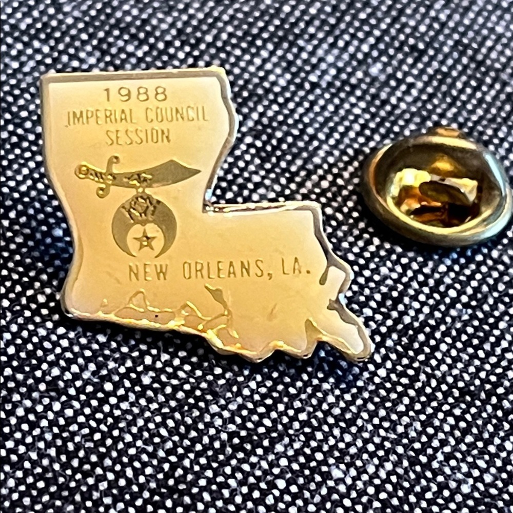 1988 New Orleans Louisiana Gold Lapel Pin